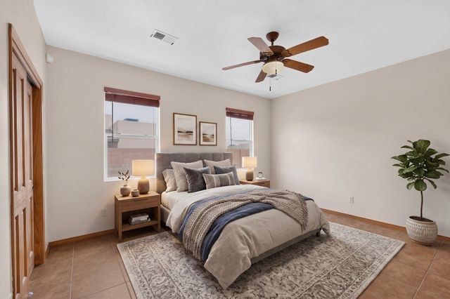2212 Calle De Silverio SW, Los Lunas, NM 87031