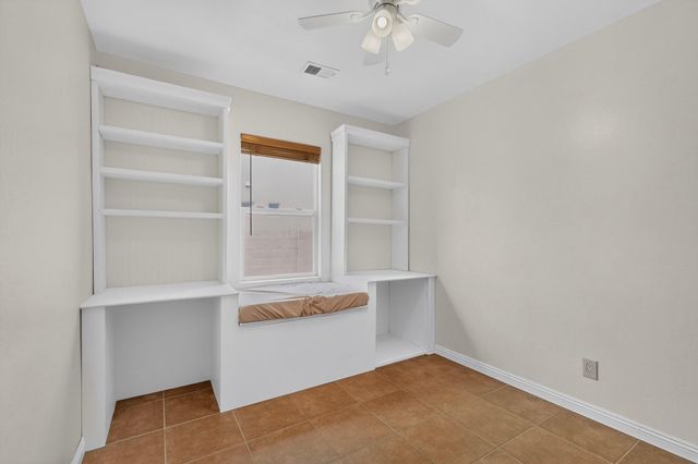 2212 Calle De Silverio SW, Los Lunas, NM 87031