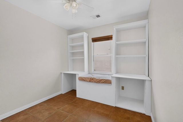 2212 Calle De Silverio SW, Los Lunas, NM 87031