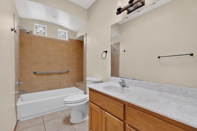 2212 Calle De Silverio SW, Los Lunas, NM 87031