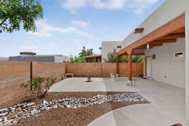 2212 Calle De Silverio SW, Los Lunas, NM 87031