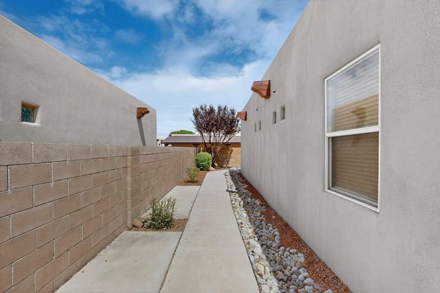 2212 Calle De Silverio SW, Los Lunas, NM 87031