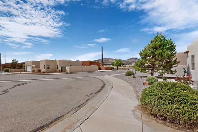 2212 Calle De Silverio SW, Los Lunas, NM 87031