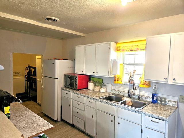 2404 W 9th St, Odessa, TX 79763