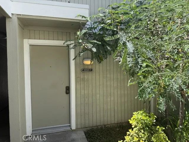 22135 Burbank, Woodland Hills, CA 91367
