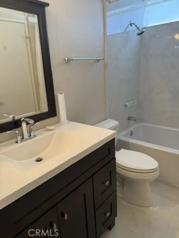 22135 Burbank, Woodland Hills, CA 91367