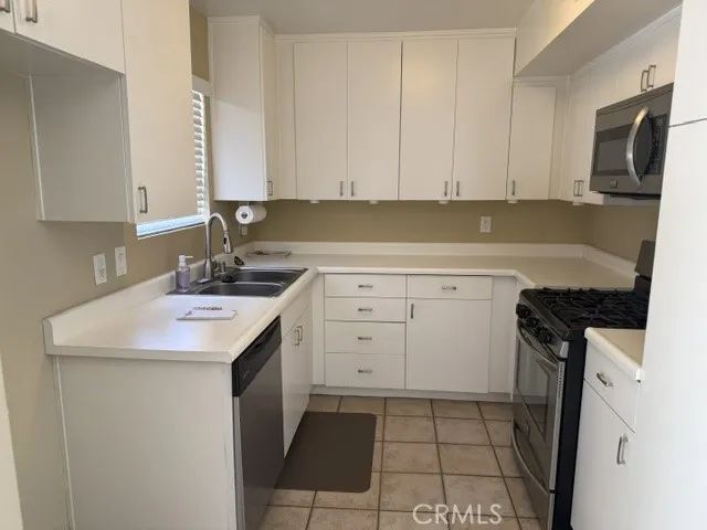 22135 Burbank, Woodland Hills, CA 91367