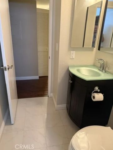 22135 Burbank, Woodland Hills, CA 91367