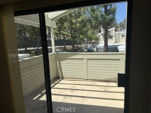 22135 Burbank, Woodland Hills, CA 91367