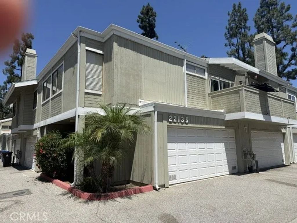 22135 Burbank, Woodland Hills, CA 91367