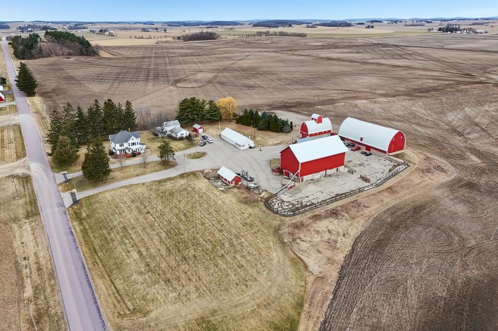 W7900 Meek Road, Arlington, WI 53911