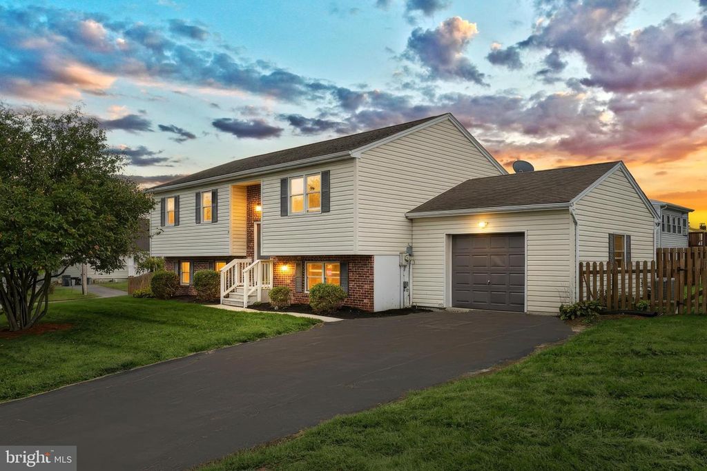 3110 PINEVIEW DR, Dover, PA 17315