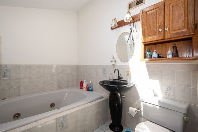 6 Marlboro Dr, Leicester, MA 01524