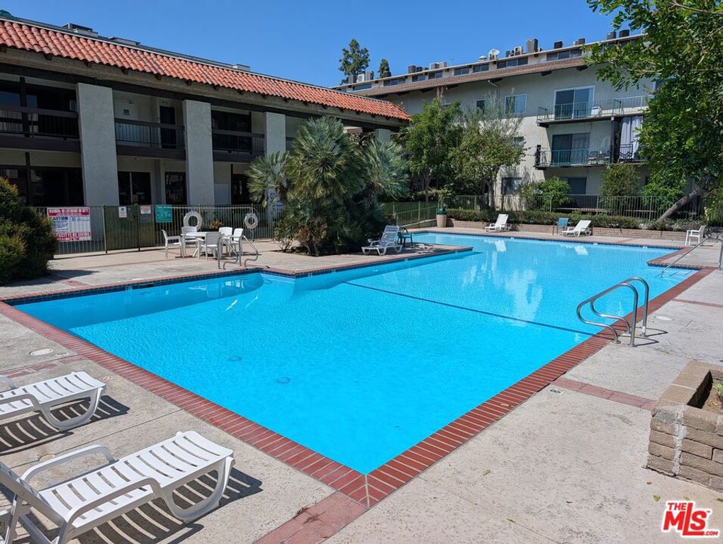 5460 White Oak Avenue E338, Los Angeles, CA 91316 — exterior