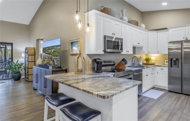 912 MYAKKA COURT NE, St Petersburg, FL 33702