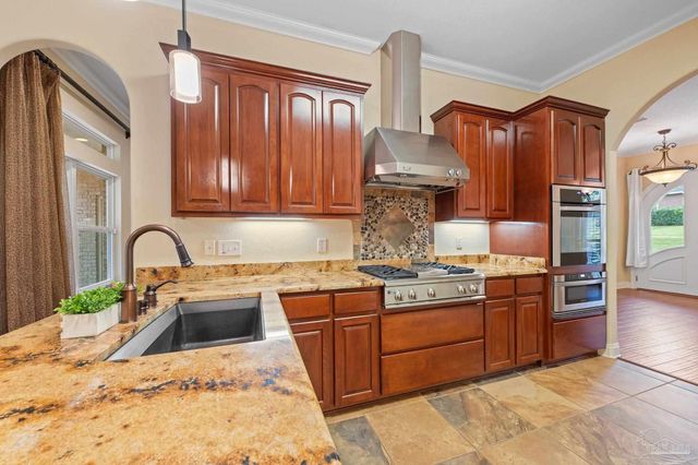 1011 Bucyrus Ln, Cantonment, FL 32533