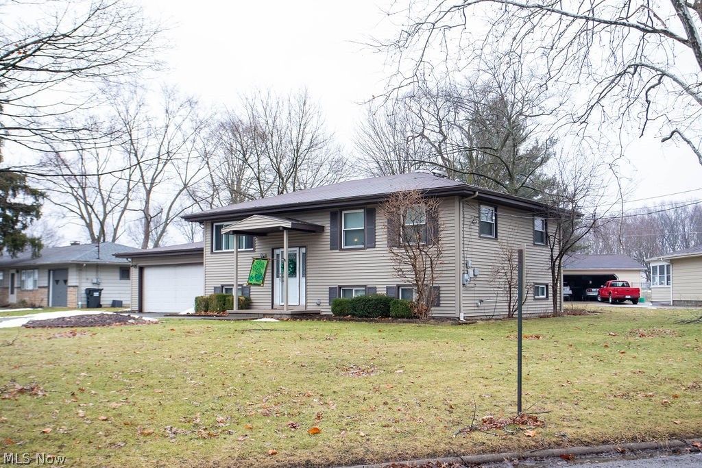 3490 Warwick Court, Canfield, OH 44406