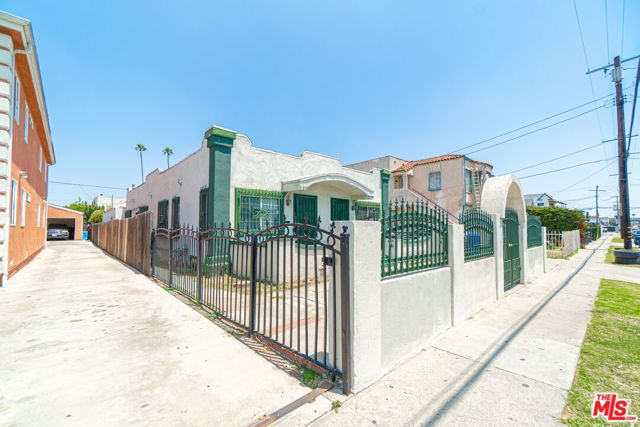 535 W 54th Street, Los Angeles, CA 90037