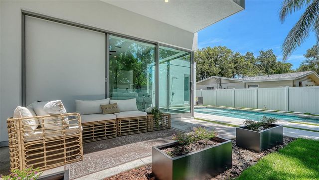 2010 HYDE PARK CIRCLE, Sarasota, FL 34239