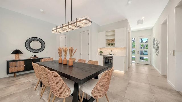 2010 HYDE PARK CIRCLE, Sarasota, FL 34239
