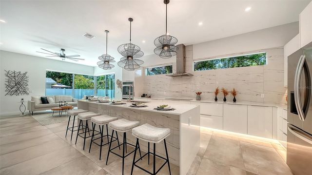 2010 HYDE PARK CIRCLE, Sarasota, FL 34239