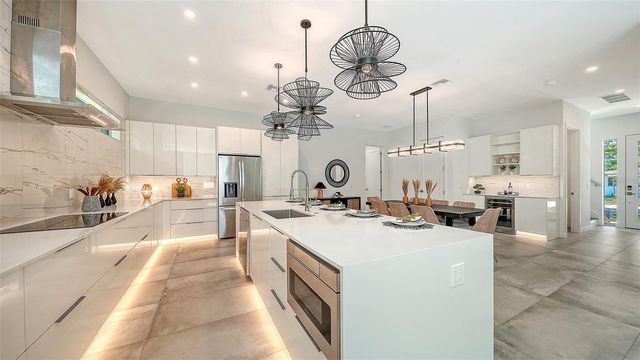 2010 HYDE PARK CIRCLE, Sarasota, FL 34239