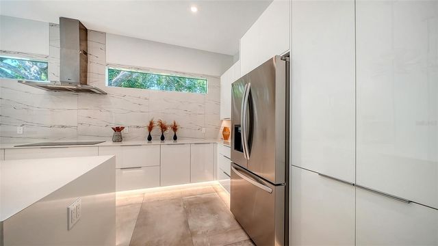 2010 HYDE PARK CIRCLE, Sarasota, FL 34239