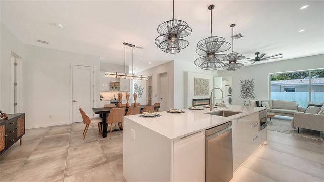 2010 HYDE PARK CIRCLE, Sarasota, FL 34239