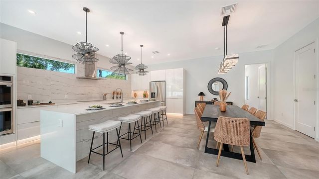 2010 HYDE PARK CIRCLE, Sarasota, FL 34239