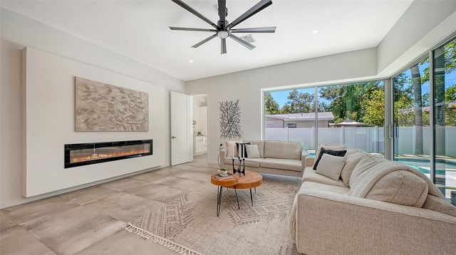 2010 HYDE PARK CIRCLE, Sarasota, FL 34239