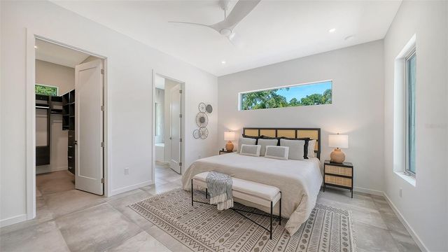 2010 HYDE PARK CIRCLE, Sarasota, FL 34239