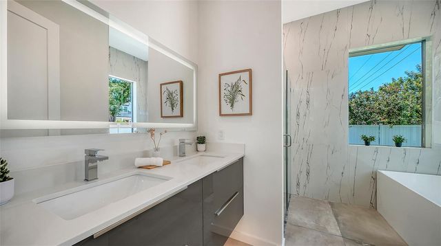 2010 HYDE PARK CIRCLE, Sarasota, FL 34239