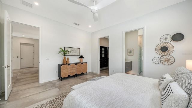 2010 HYDE PARK CIRCLE, Sarasota, FL 34239