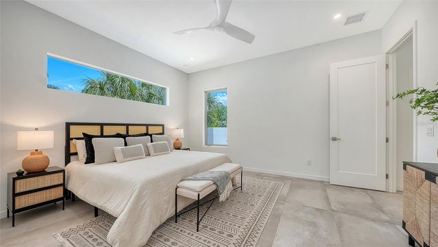 2010 HYDE PARK CIRCLE, Sarasota, FL 34239