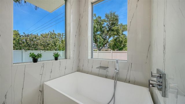 2010 HYDE PARK CIRCLE, Sarasota, FL 34239