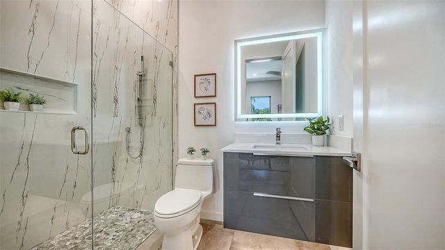 2010 HYDE PARK CIRCLE, Sarasota, FL 34239