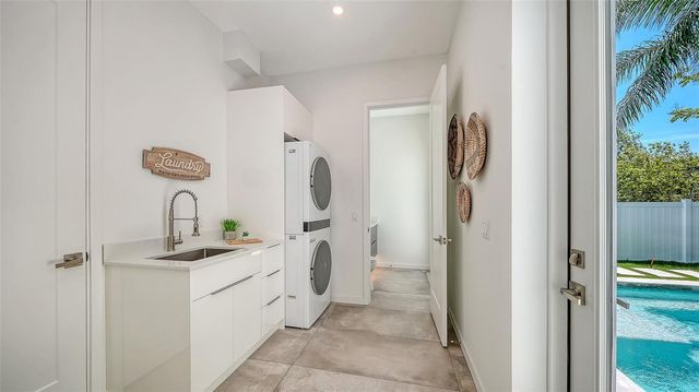 2010 HYDE PARK CIRCLE, Sarasota, FL 34239
