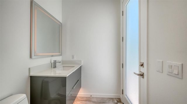 2010 HYDE PARK CIRCLE, Sarasota, FL 34239