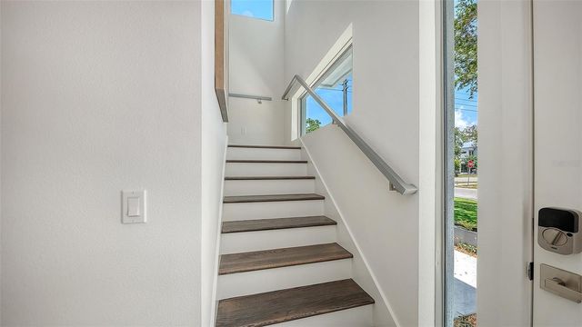 2010 HYDE PARK CIRCLE, Sarasota, FL 34239
