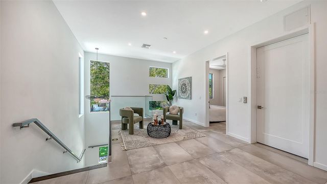 2010 HYDE PARK CIRCLE, Sarasota, FL 34239
