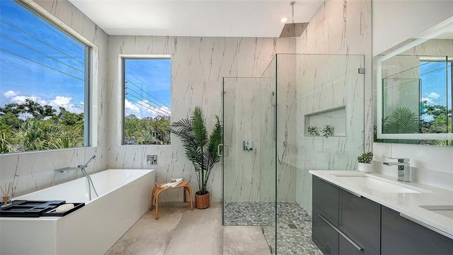 2010 HYDE PARK CIRCLE, Sarasota, FL 34239
