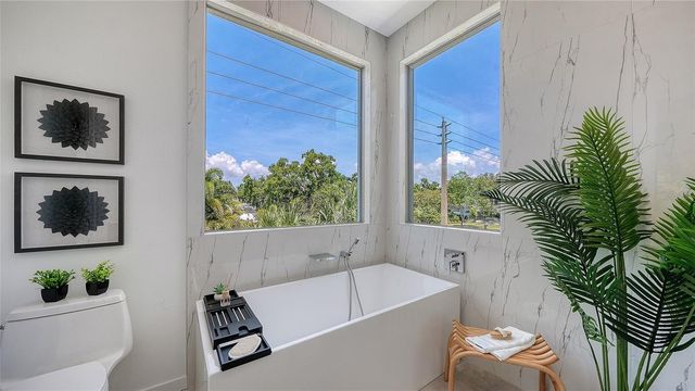 2010 HYDE PARK CIRCLE, Sarasota, FL 34239