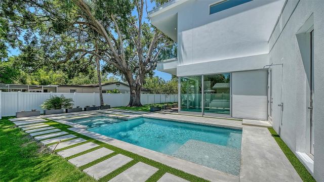 2010 HYDE PARK CIRCLE, Sarasota, FL 34239