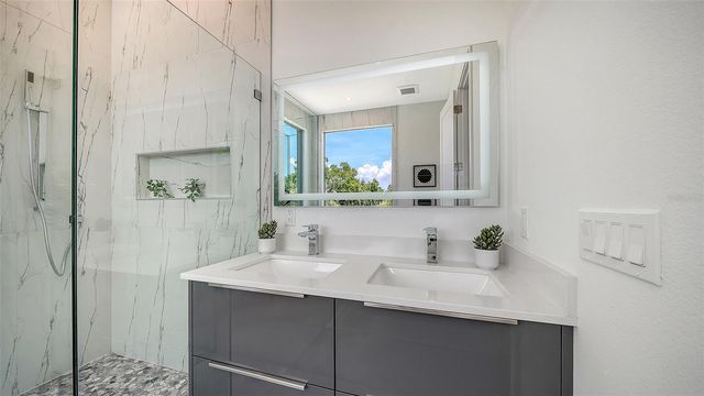 2010 HYDE PARK CIRCLE, Sarasota, FL 34239