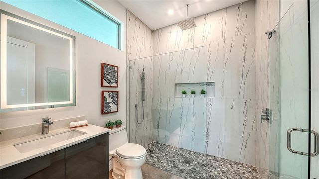 2010 HYDE PARK CIRCLE, Sarasota, FL 34239