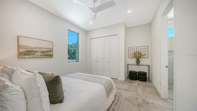 2010 HYDE PARK CIRCLE, Sarasota, FL 34239