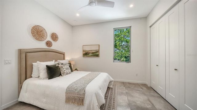 2010 HYDE PARK CIRCLE, Sarasota, FL 34239