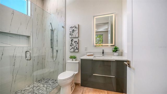 2010 HYDE PARK CIRCLE, Sarasota, FL 34239