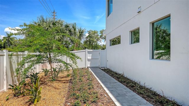 2010 HYDE PARK CIRCLE, Sarasota, FL 34239