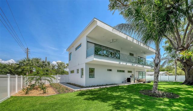 2010 HYDE PARK CIRCLE, Sarasota, FL 34239